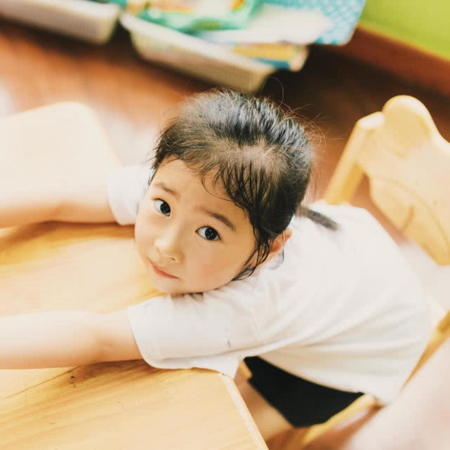 摄影师镜头里的幼儿园小朋友,摄影师给幼儿园小朋友拍照