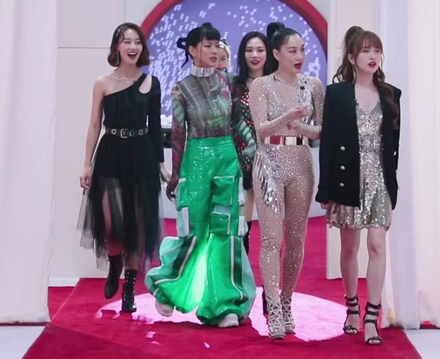 钟丽缇和老公秀双人瑜伽，50岁身材窈窕迷人，不愧是“不老女神”