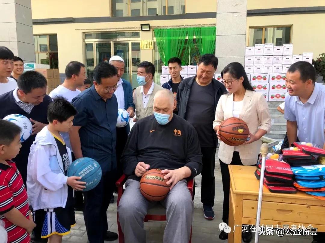 原八一男篮中锋马占福视频,篮球运动员马占福照片