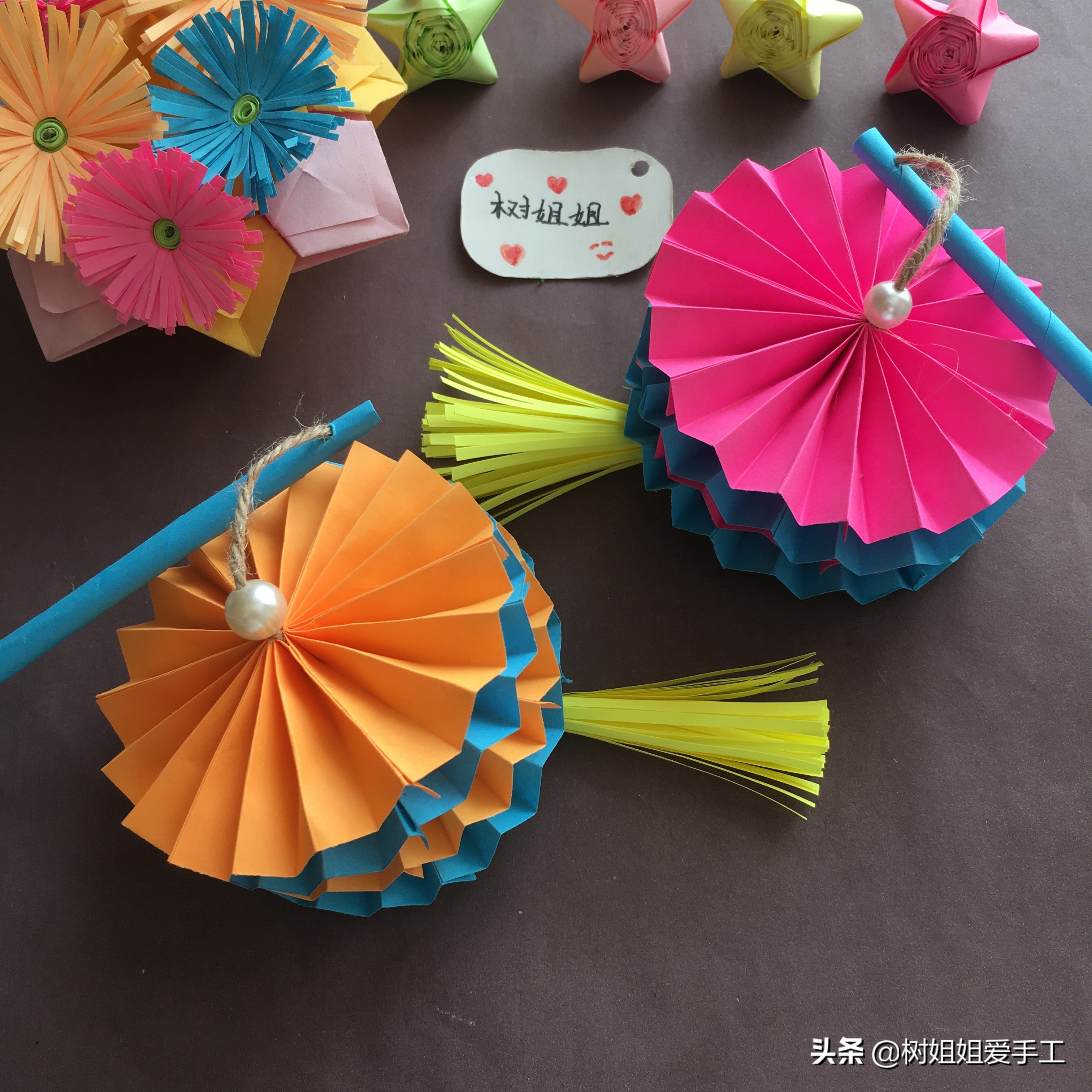 折纸灯笼装饰屋顶,可以用手提着的灯笼折纸