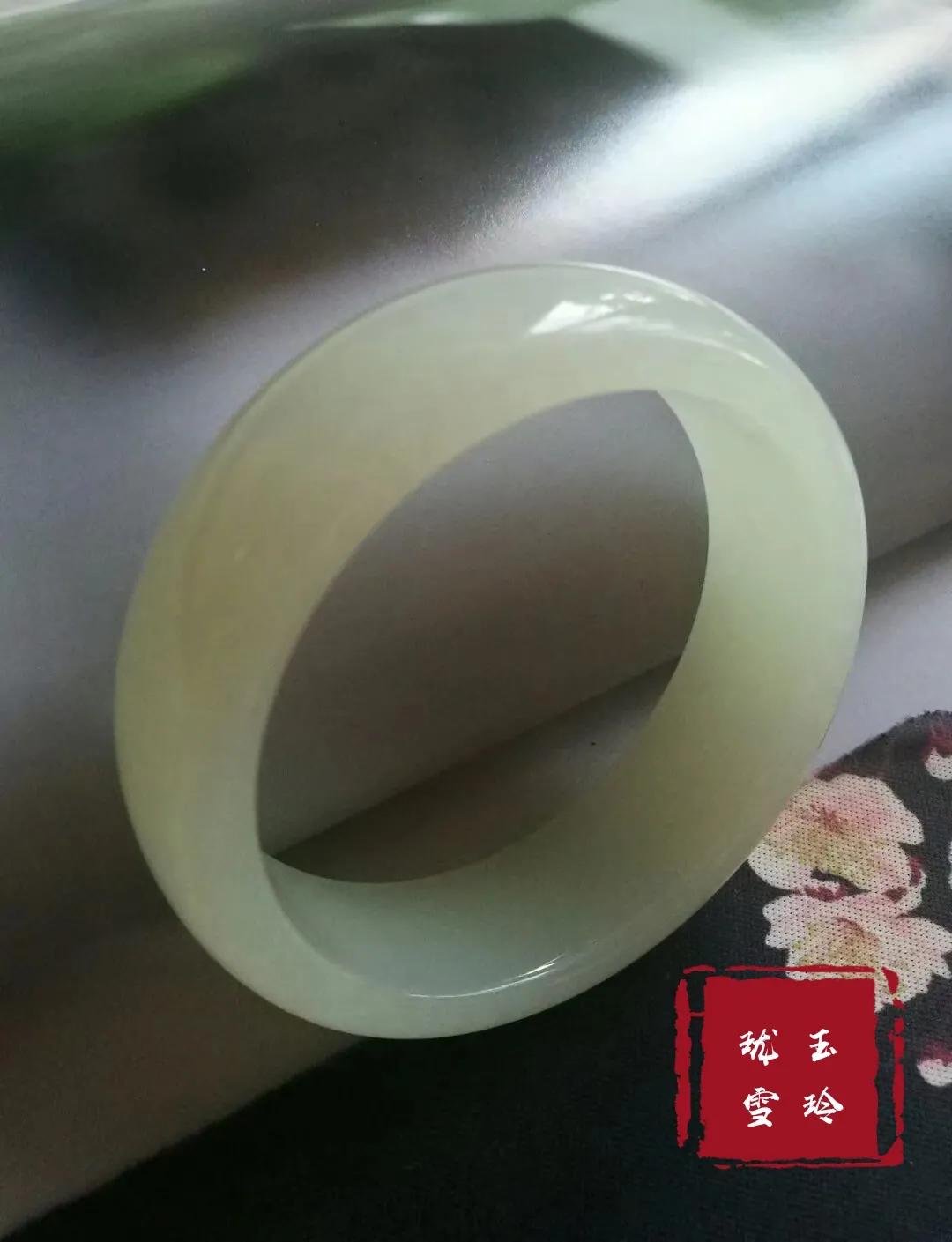 怎么挑选适合自己的玉手镯,玉手镯怎么选才是最好的呢