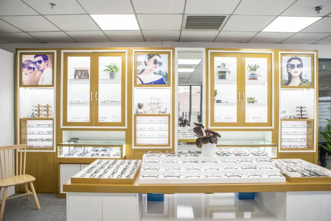 蔡司依视路眼镜店一般打几折,眼镜店蔡司依视路几折