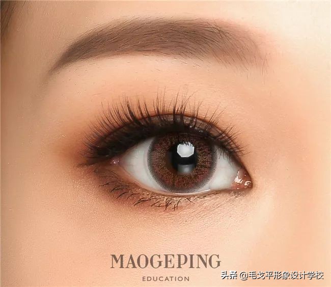 怎么画眼妆才不显脏,想学画眼妆今年最流行的眼妆