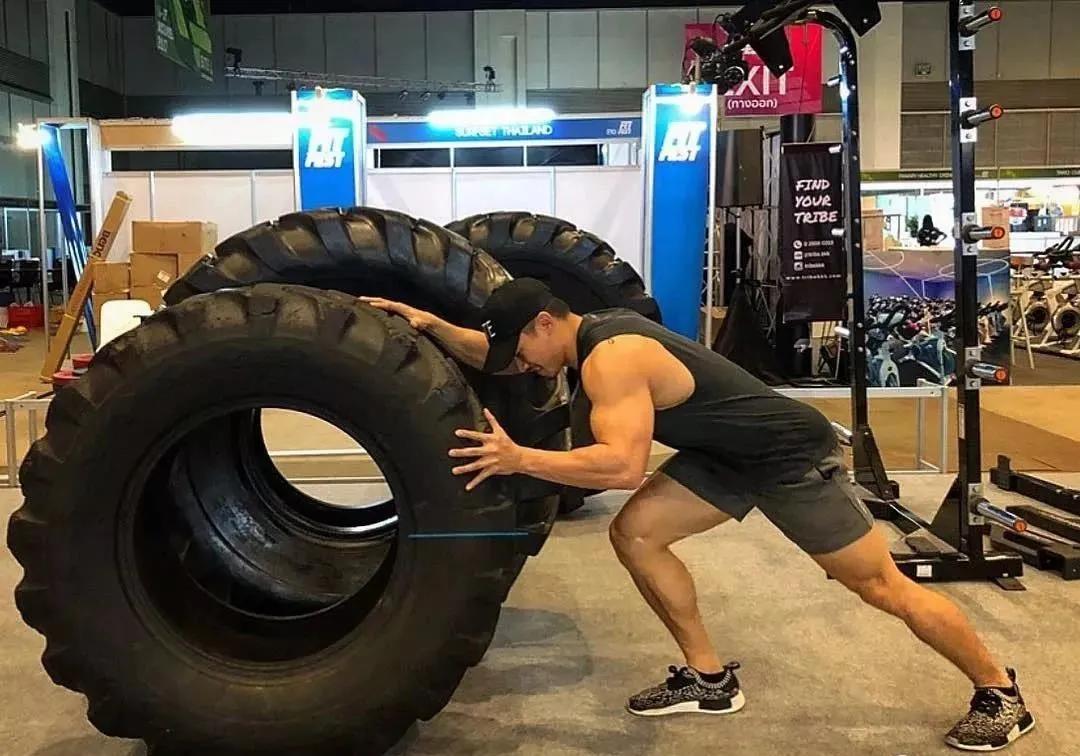 当和尚练出一身肌肉，是什么画风？这位泰国*男猛**颠覆了我的认知