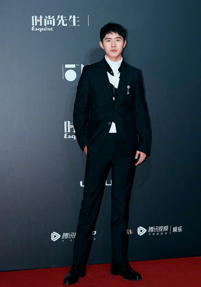 刘昊然这双“非洲鞋”，比脏脏鞋更丑更脏，穿出来意外很拉风！