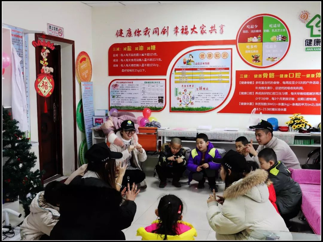 为社区留守儿童辅导功课,心系留守儿童关爱他们成长