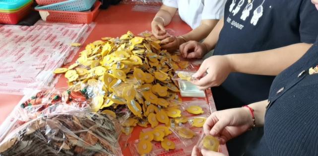 一秒发六只冠军同款的背后义乌小商品生产和销售哪个更强