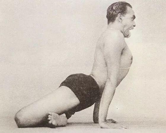 想面部皮肤紧致不下垂？瑜伽有1个专门针对面部肌肉的动作