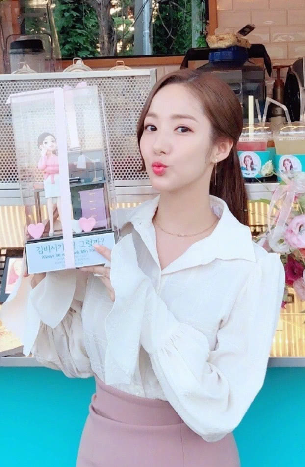 朴敏英白衬衫包臀裙,朴敏英穿白色裙子最近机场街拍