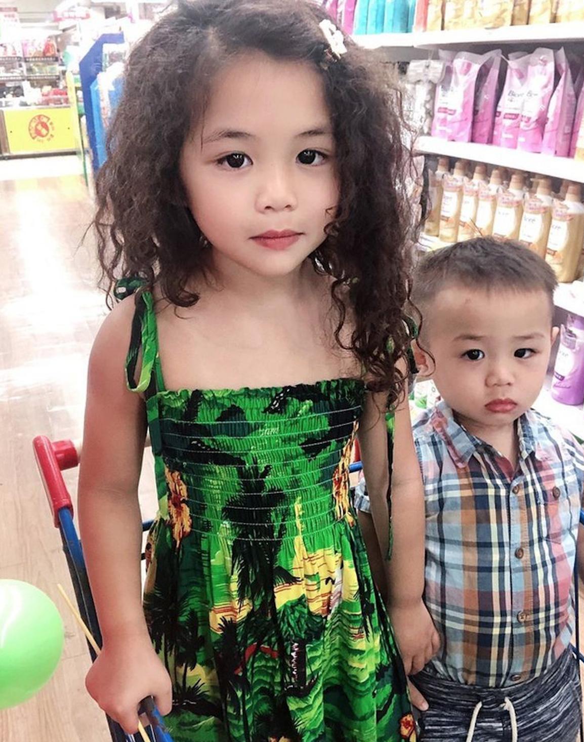 39岁林韦伶为双胞胎儿子语言迟缓忧心忡忡,长女患自闭症仍在治疗