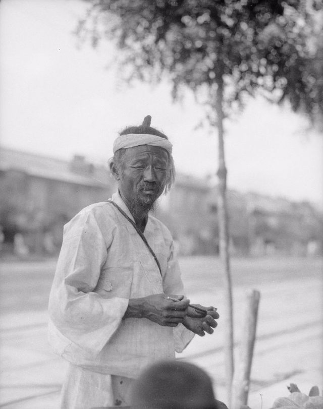 日本统治下的朝鲜老照片：百姓面无喜色，妇女露乳装被取消