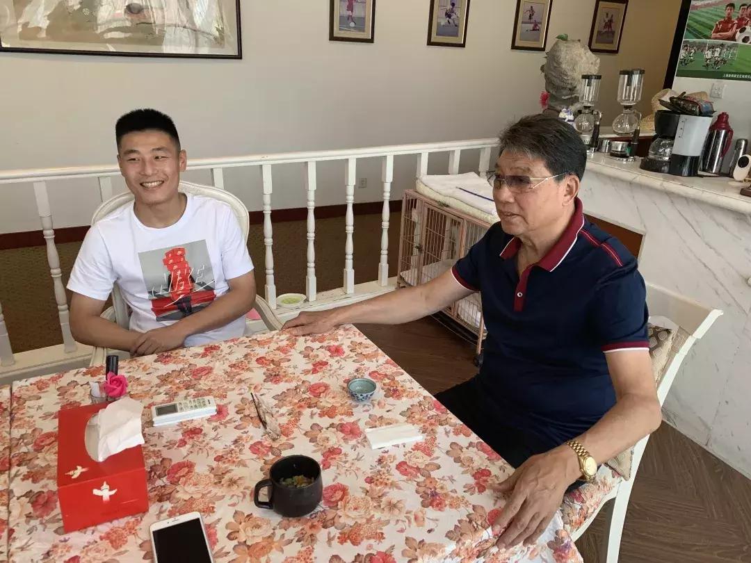 武磊从西班牙回来看望徐根宝视频,武磊回崇明基地看望恩师徐根宝