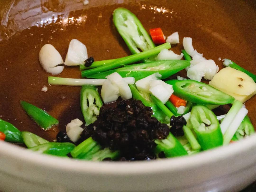 砂锅可以做焗菜吗,砂锅焗大虾花蛤金针菇