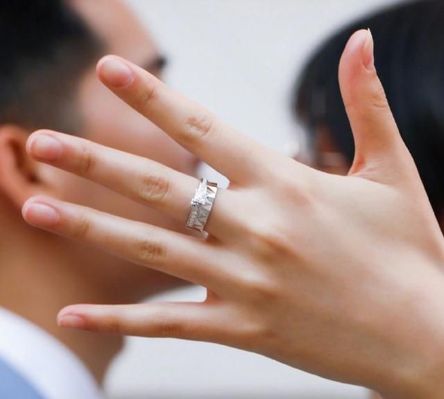 钻戒的戒指圈一般是什么材质的,怎么选钻戒的戒托选什么材质