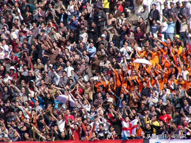 中国足球崛起最宝贵的财富不是冠军奖杯，是收藏回忆的球迷