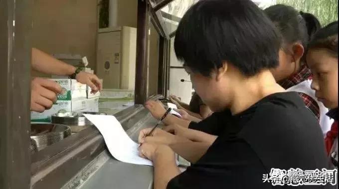 家长怒斥天津学校配餐事件,燕郊学校被曝光的事情