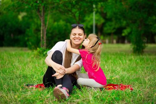 孩子找妈妈家长的正确处理方式,如何纠正孩子依赖妈妈