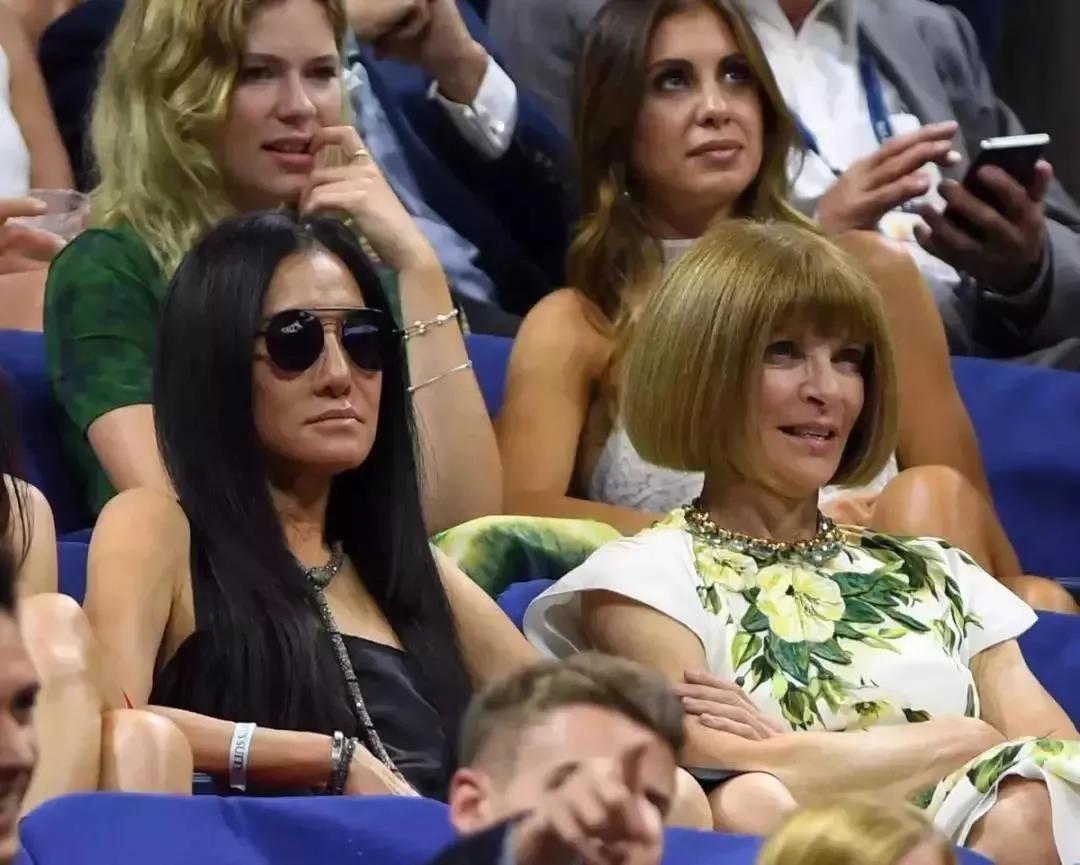 身价40亿，男友小她36岁：72岁“婚纱女王”比邓文迪厉害多了