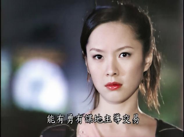 45岁女星晒近照,穿比基尼秀火辣身材,身体前倾排骨胸呼之欲出