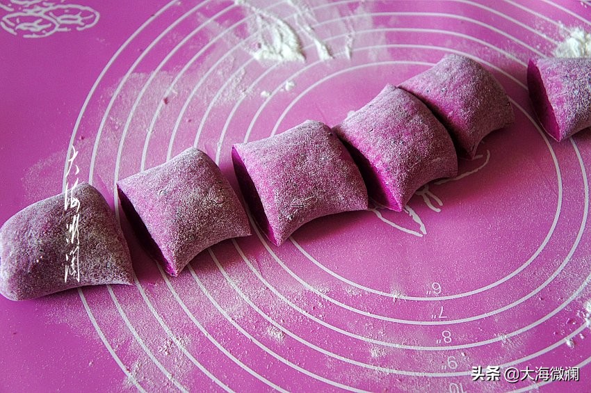 早餐低脂牛奶和全麦馒头,无麸质小米面粉馒头