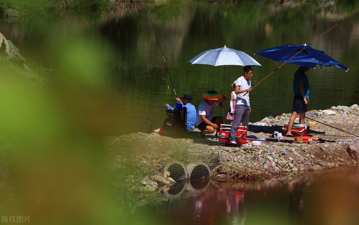 点支烟，漂没了；撒个尿，竿没了；洗下手，手机没了