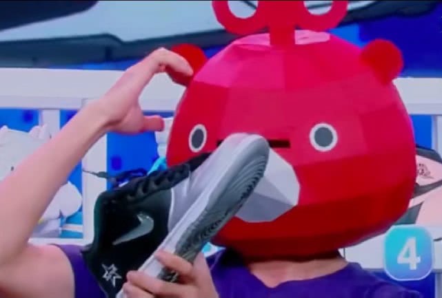 谁说王一博只是赛车男孩，除了摩托车和头盔，他还有个烧钱的爱好