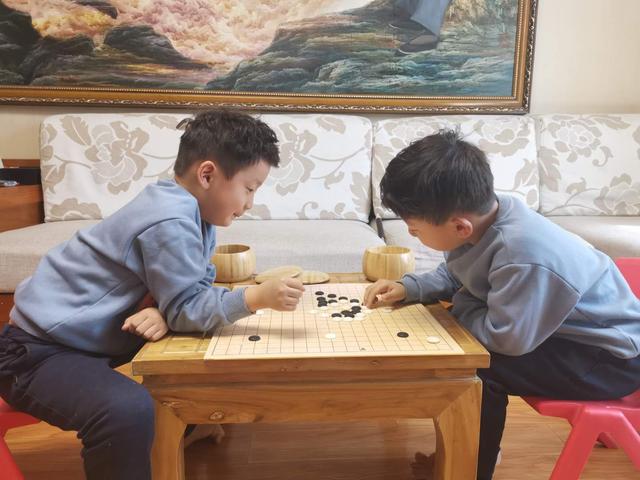 自律自强从小做起——记朝凤路小学一年级学生李嘉睿李泽睿