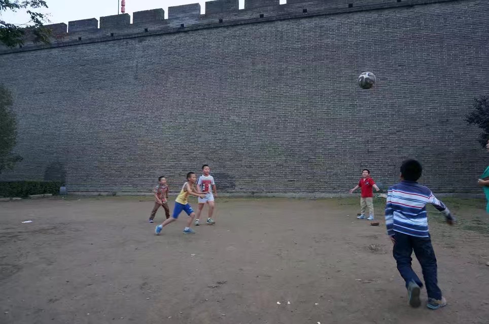 孩子和足球的故事绘画,孩子和足球