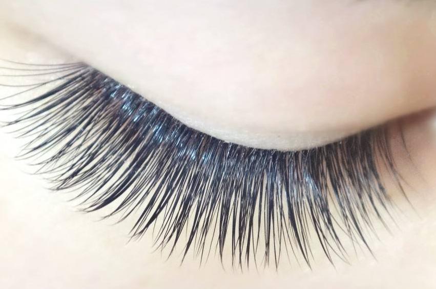 单根睫毛容易掉是为什么,老掉睫毛是什么原因