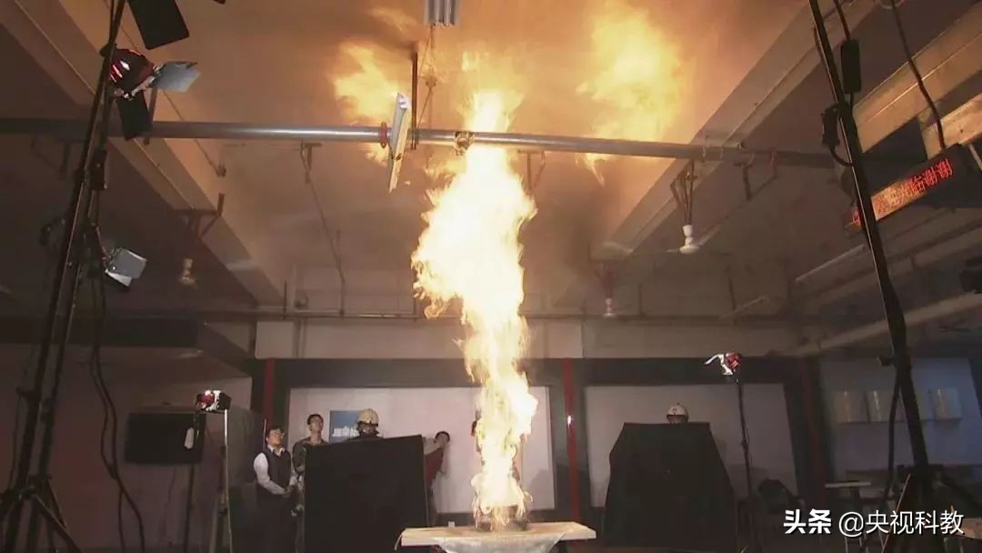 油锅起火怎么办别慌来支招,油锅着火别着急下一句