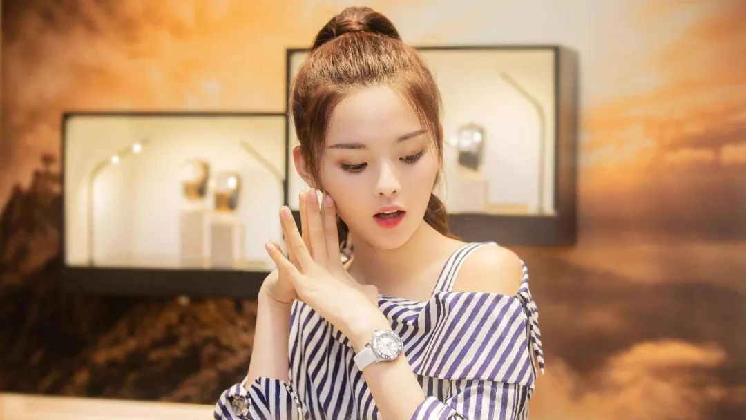 老姐姐跪了，1998年出生的杨超越已经用上3000的LaPrairie眼霜了