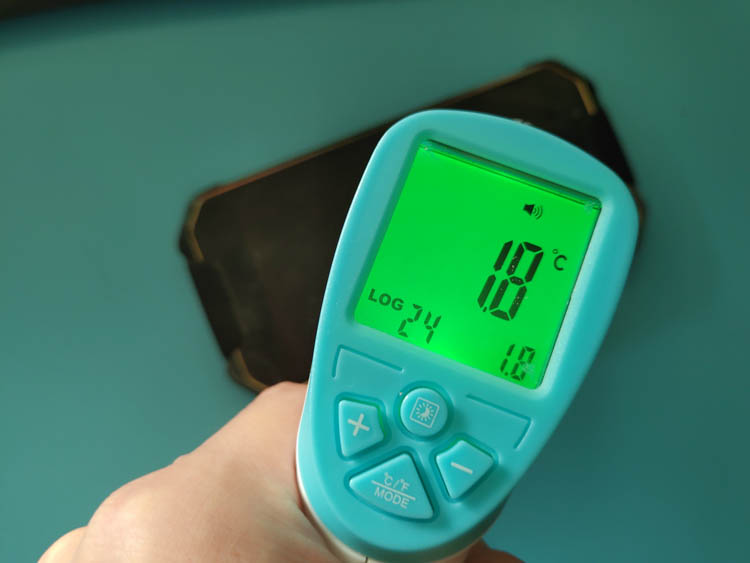 手机掉水里当场拿起来,手机掉入水中还可以正常使用