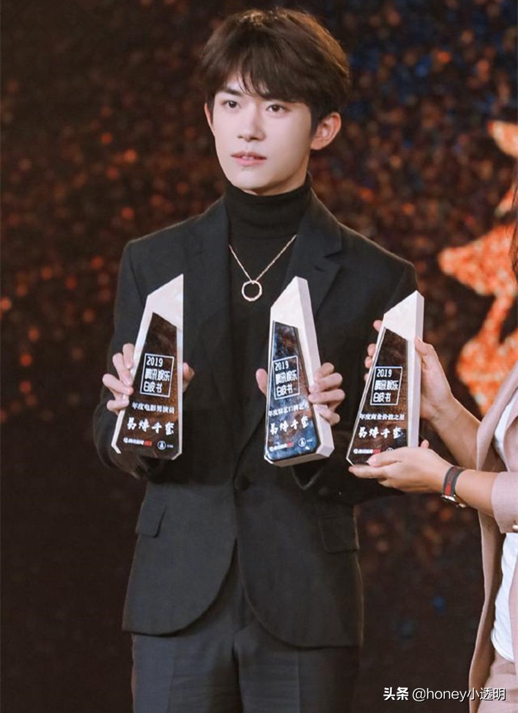 四字弟弟易烊千玺,四字弟弟千玺阿玛尼