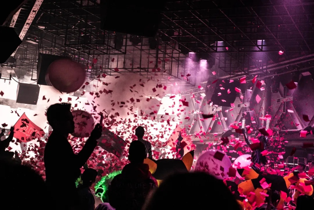 打工女孩沉迷夜店每晚必点“万元套”,最终……|今晚九点半