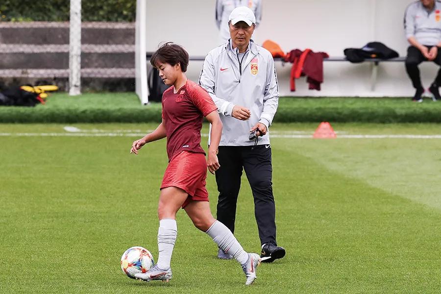 采访女足王霜视频完整版,中国女足铿锵玫瑰王霜