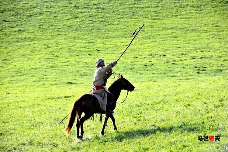 布里亚特牧民骑马摄影作品,草原蒙古族服饰摄影