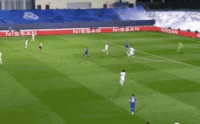 雨中激战，皇马绝境逢生！法国巨星破门救主，欧冠大热门占据优势