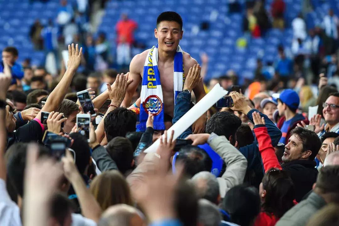 武磊从西班牙回来看望徐根宝视频,武磊回崇明基地看望恩师徐根宝