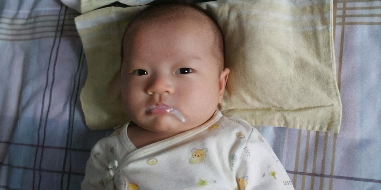 给宝宝拍嗝过程中吐奶怎么回事,给宝宝拍嗝时吐奶应该怎么办