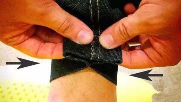 牛仔裤卷裤脚的做法,牛仔裤高帮鞋怎么卷裤脚