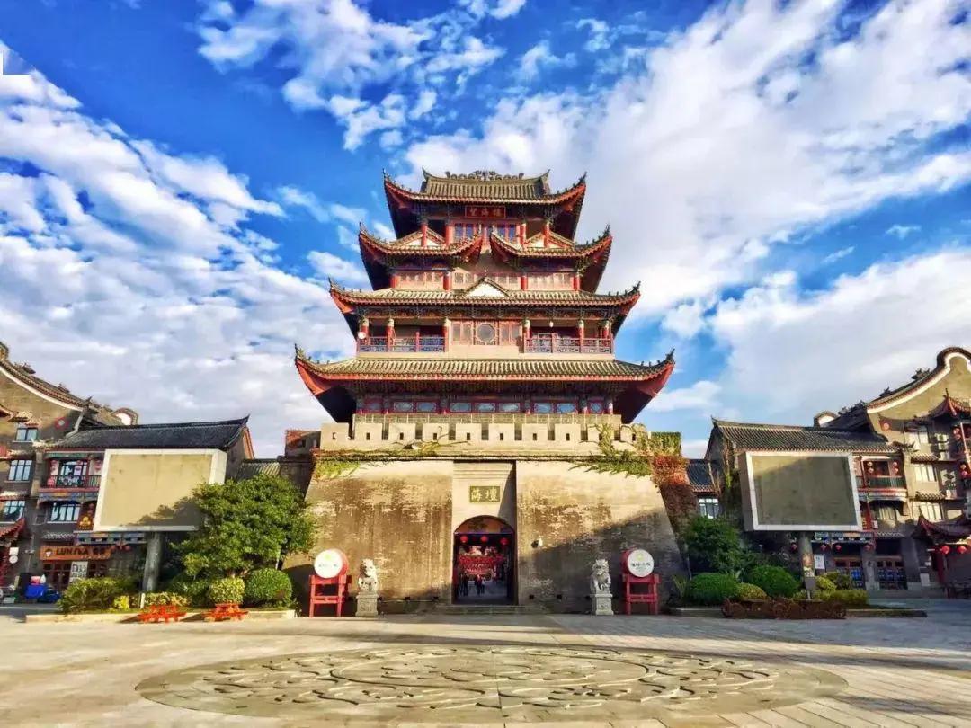 我喜欢去古镇，喜欢它那安详而宁静的气息