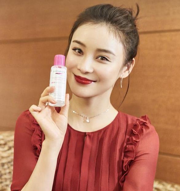 娜扎卸妆后是什么样子 (娜扎卸妆前后对比图)