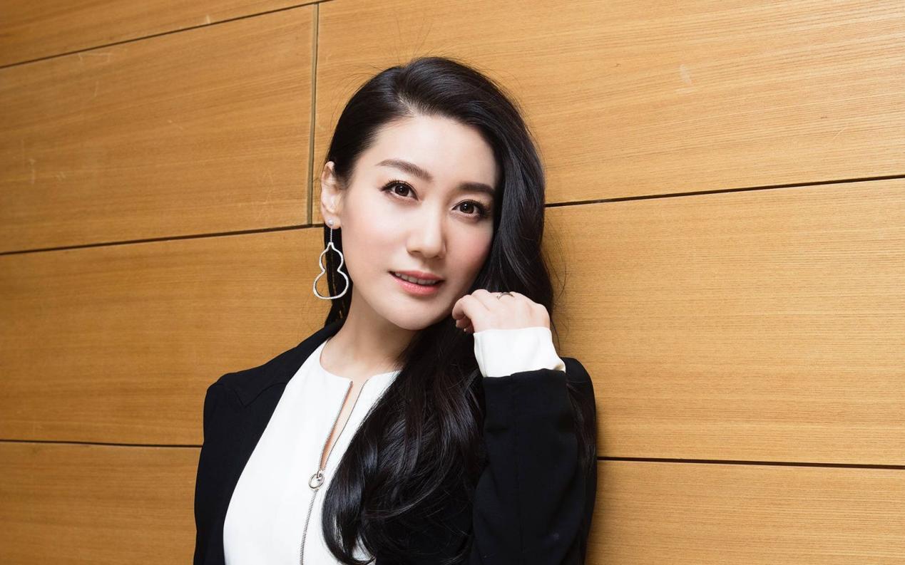 军旅歌手谭晶:32岁嫁41岁老公,37岁做妈妈,丈夫是科学家