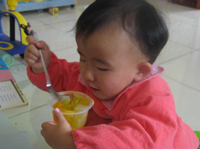 孩子嗓子有痰和孩子积食有关吗,儿童嗓子长鹅卵石状东西