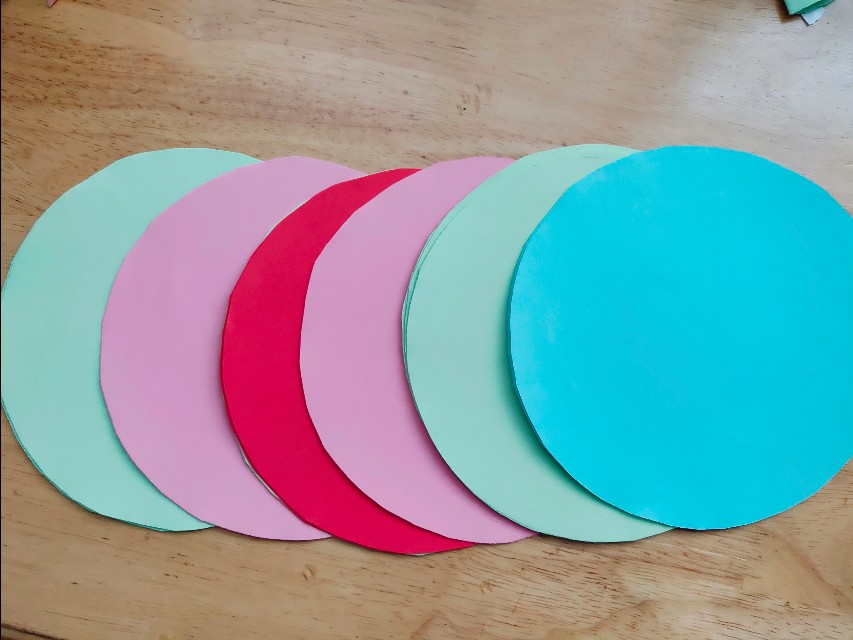 手工拉花装饰幼儿园教室,新年环创手工拉花