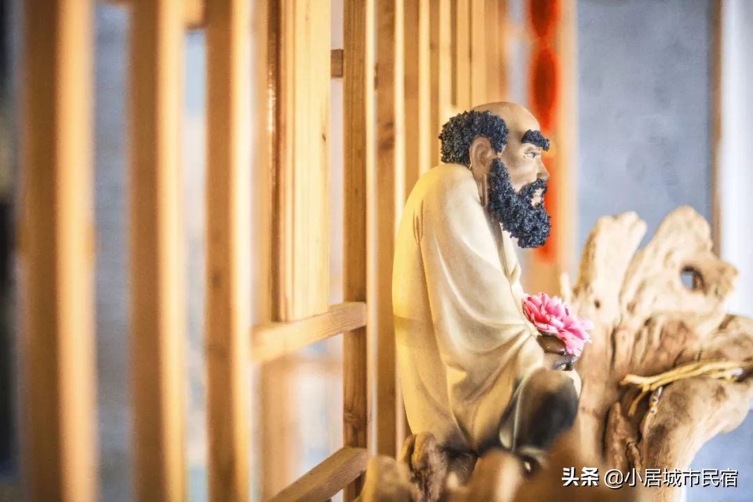 组队去火爆的玻璃屋民宿，星空下围炉火锅烧烤，唱k麻将，放烟花