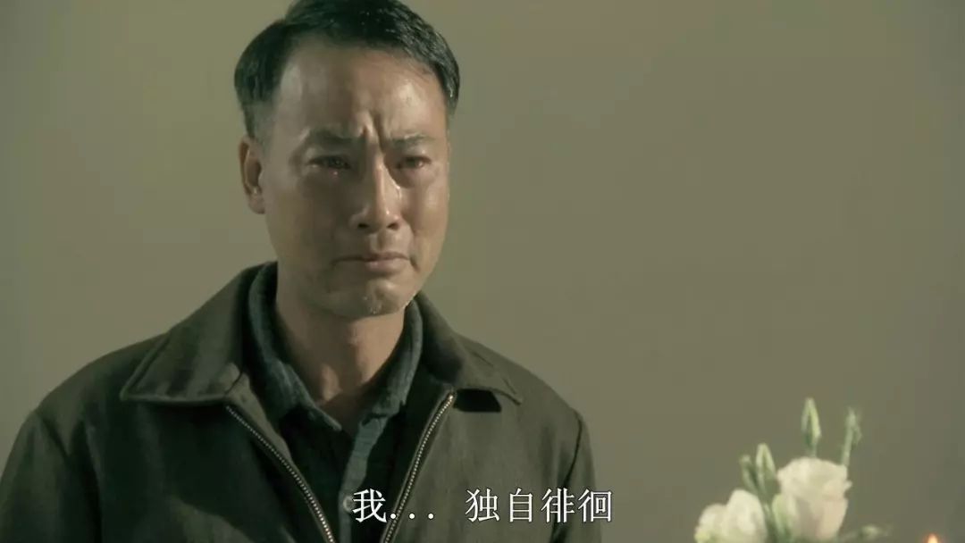 他是香港最低调的影帝，梳起飞机头他又是令人闻风丧胆的江湖大佬