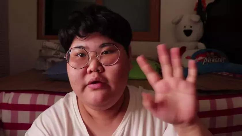 素颜需要很大的勇气,素颜不可怕就怕自己看不下去