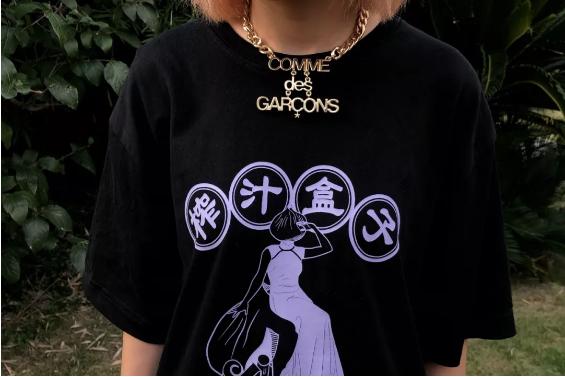 有许多配件的球鞋,拥有这些神器球鞋怎么会洗不干净