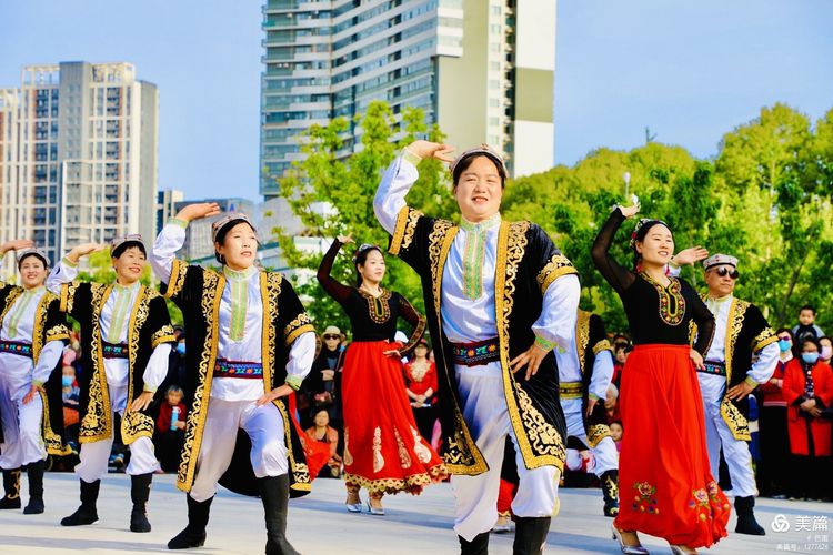 洛阳牡丹广场：*疆新**舞大联欢